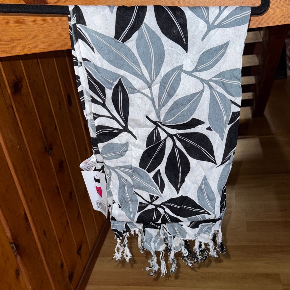 Hula Bay NWT one size half sarong Black and Gray Leaf Pattern Hawai’i Hawaiian